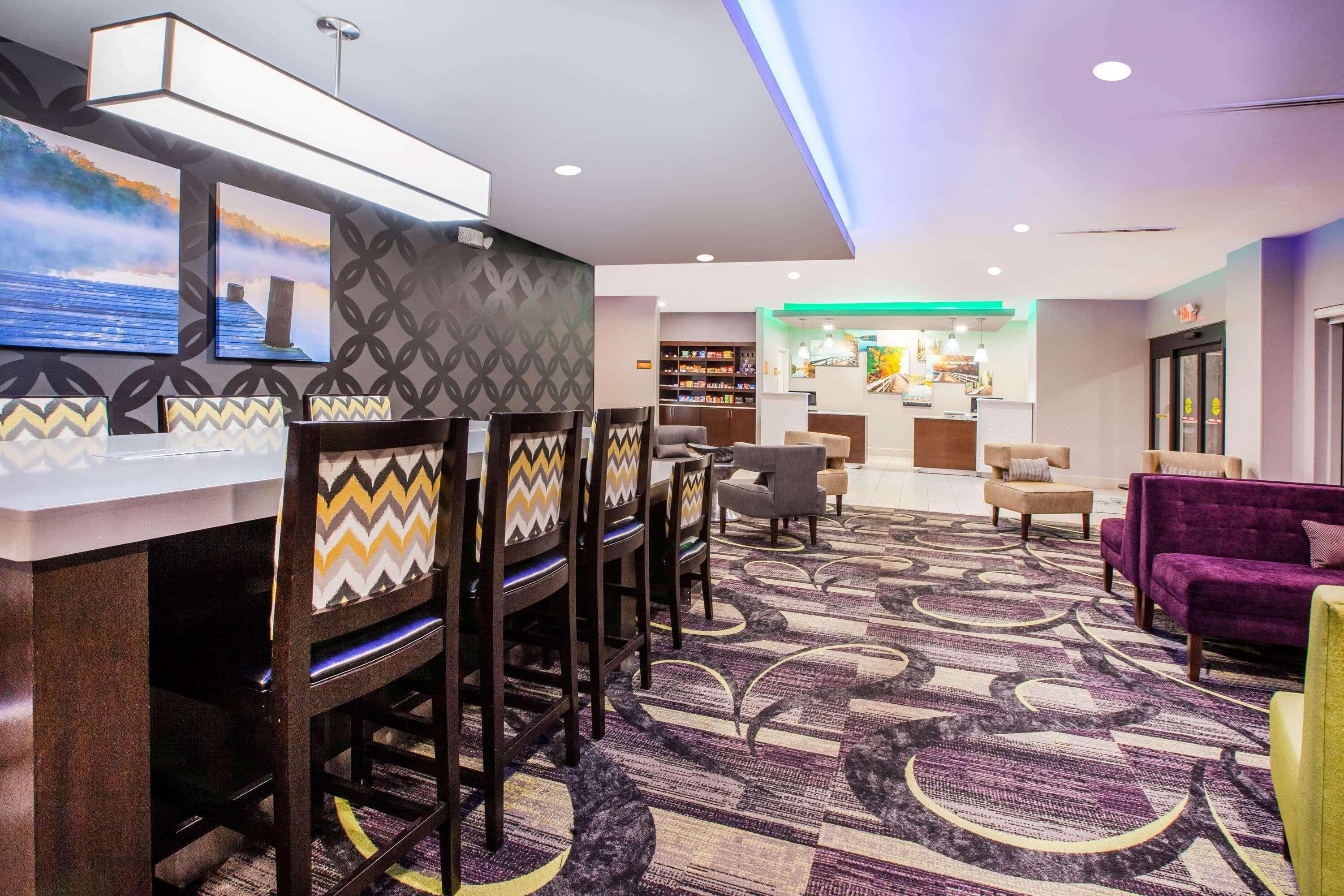 La Quinta Inn And Suites By Wyndham Elkhart Bagian luar foto