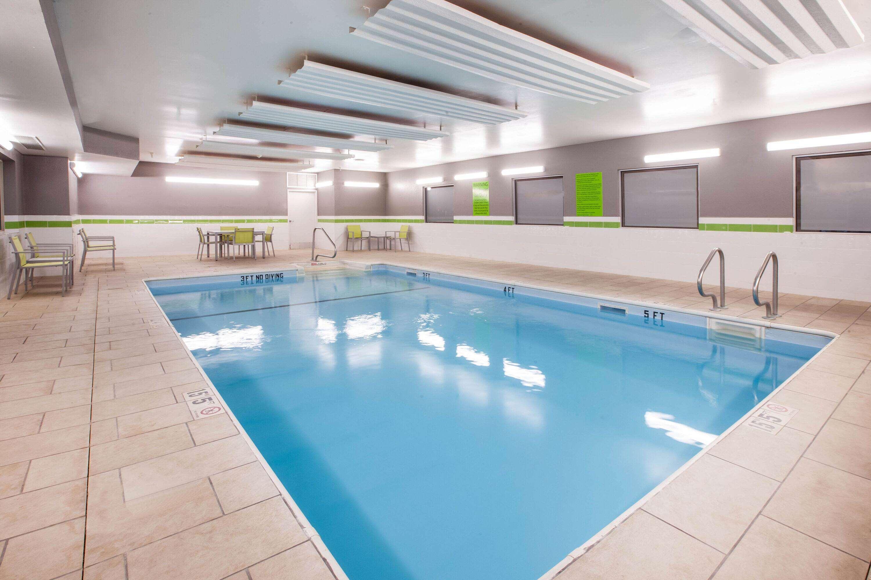 La Quinta Inn And Suites By Wyndham Elkhart Bagian luar foto