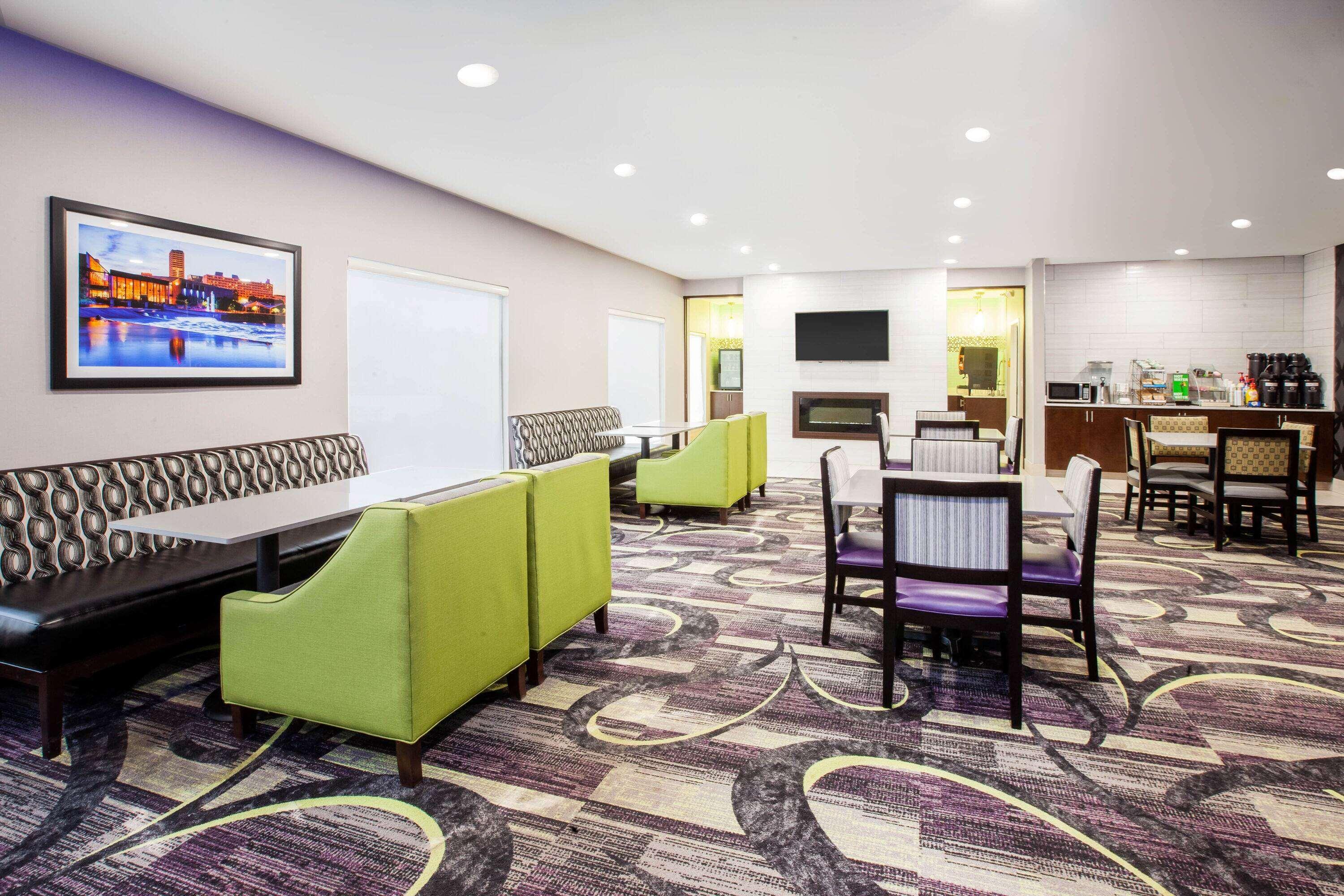 La Quinta Inn And Suites By Wyndham Elkhart Bagian luar foto
