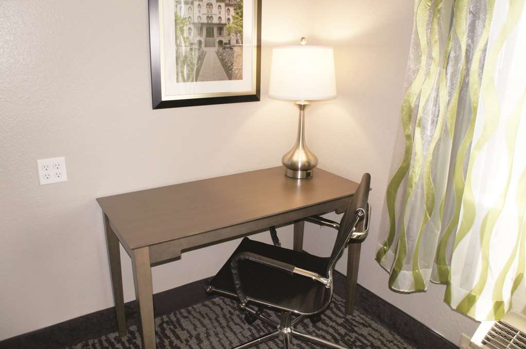 La Quinta Inn And Suites By Wyndham Elkhart Ruang foto
