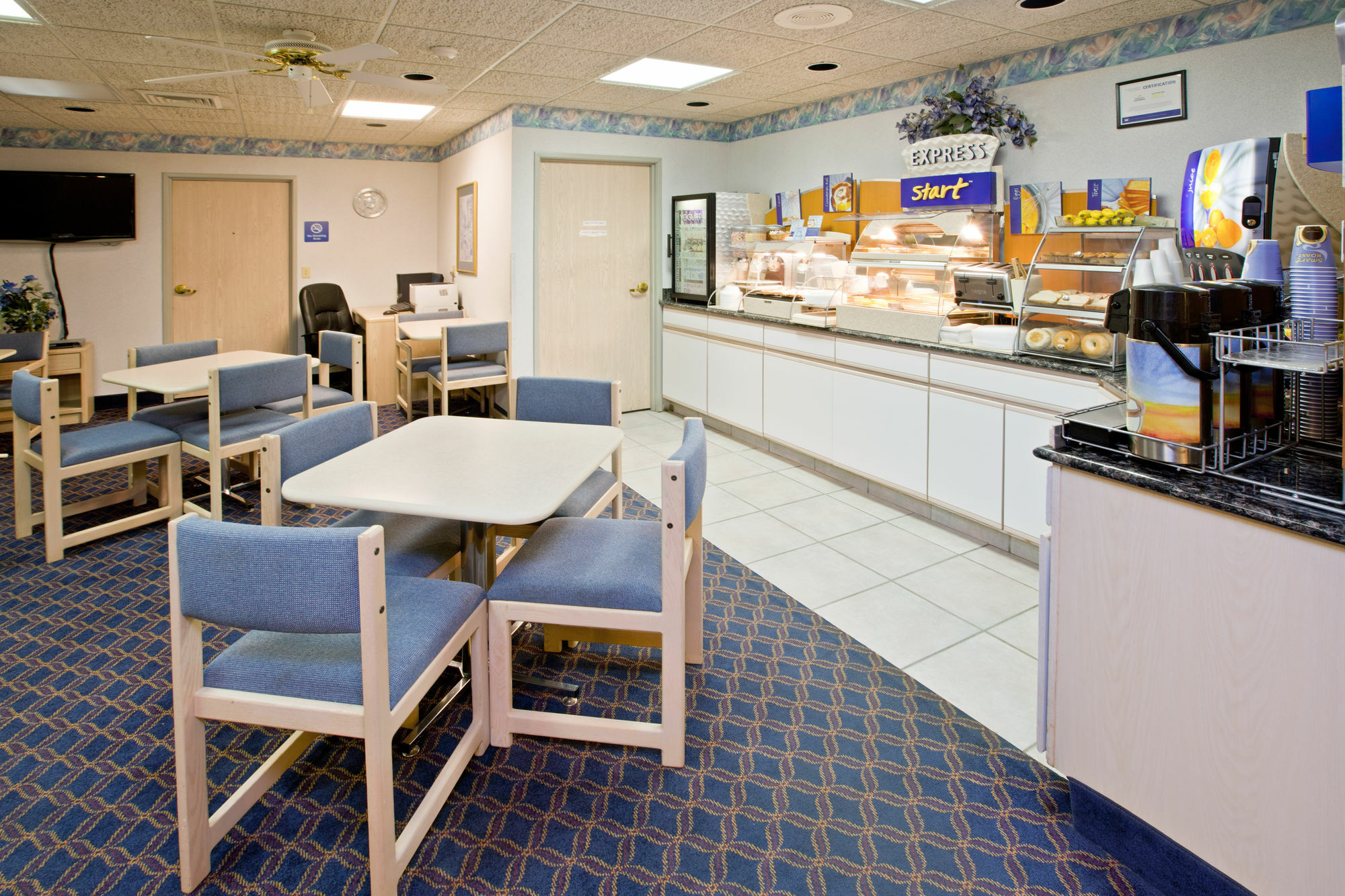 La Quinta Inn And Suites By Wyndham Elkhart Bagian luar foto