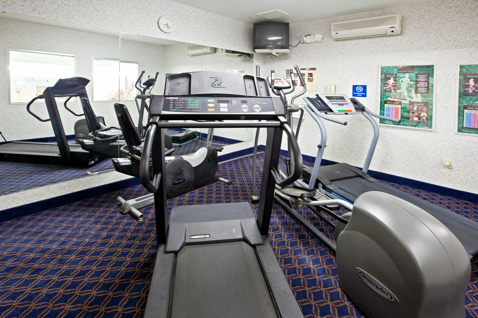La Quinta Inn And Suites By Wyndham Elkhart Bagian luar foto